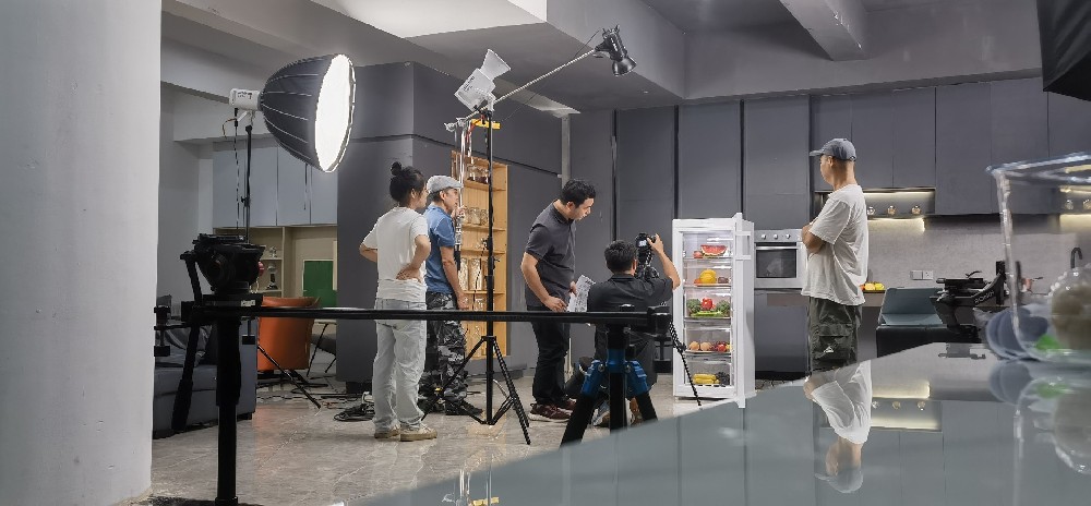 如何判断一家宣传片拍摄公司是否拥有熟练运用摄像机和照明器材进行现场拍摄、灯光设置等技能？